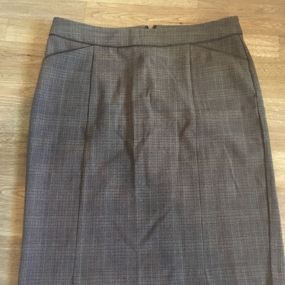Brown fitted skirt